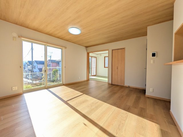 八王子市　中野町　中古戸建ての内装|～16.0帖の明るいLDKで、家族団欒の時間をお過ごしいただけます～