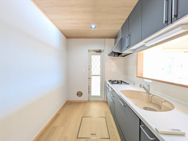 八王子市　中野町　中古戸建てのキッチン|～キッチンには便利な勝手口付き～