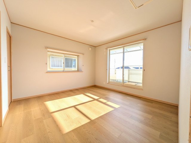 八王子市　中野町　中古戸建ての寝室|～2階8.0帖の主寝室　ベッドなど大型家具のレイアウトもしやすい広さです～