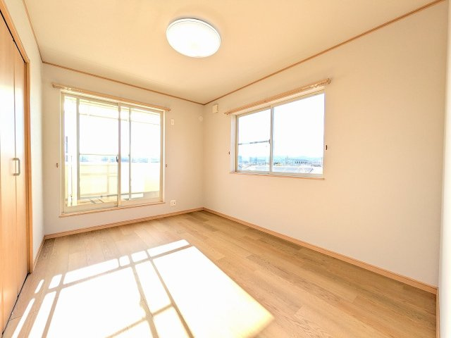 八王子市　中野町　中古戸建ての洋室|～バルコニーに面している6.0帖の洋室です～