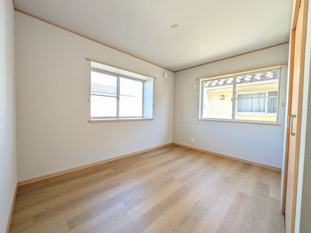 八王子市　中野町　中古戸建ての子供部屋|～2階6.5帖の洋室　2面採光で明るく風通しの良いお部屋です～