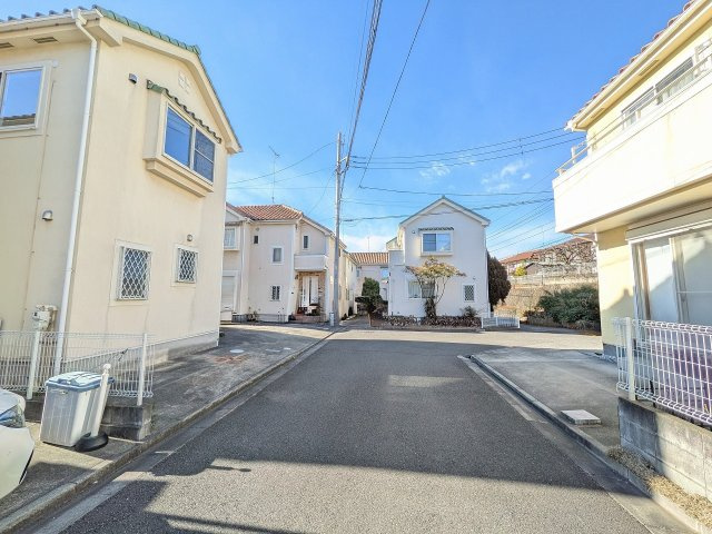 八王子市　中野町　中古戸建ての前面道路含む現地写真|～北東側5ｍ道路に面しています～