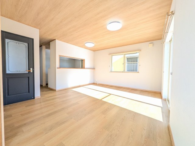 八王子市　中野町　中古戸建ての居間・リビング|～16.0帖の明るいLDKで、家族団欒の時間をお過ごしいただけます～