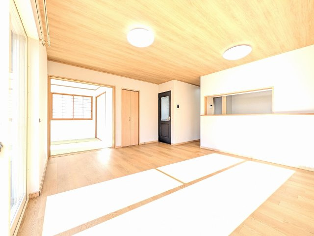 八王子市　中野町　中古戸建ての居間・リビング|～16.0帖の明るいLDKで、家族団欒の時間をお過ごしいただけます～