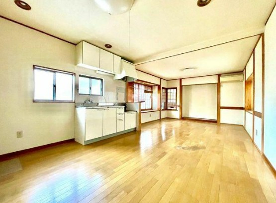 【中古】日高市高萩東中古住宅の居間・リビング|16帖の明るいLDKです！