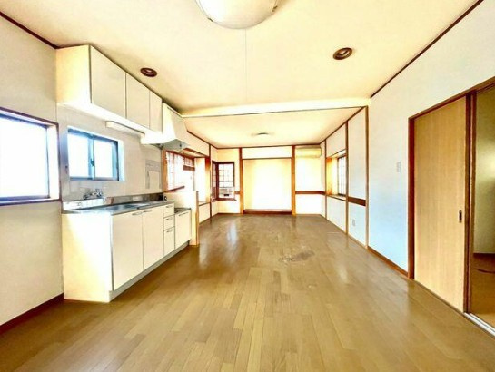 【中古】日高市高萩東中古住宅の居間・リビング|16帖の明るいLDKです！