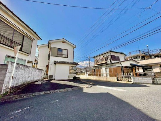 【中古】日高市高萩東中古住宅の前面道路含む現地写真|前面道路含む現地写真です