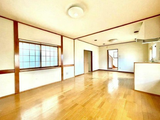 【中古】日高市高萩東中古住宅の居間・リビング|16帖の明るいLDKです！