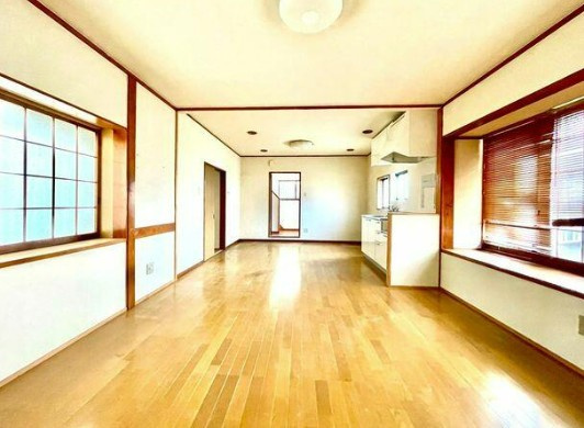 【中古】日高市高萩東中古住宅の居間・リビング|16帖の明るいLDKです！