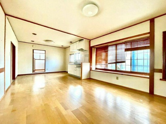 【中古】日高市高萩東中古住宅の居間・リビング|16帖の明るいLDKです！