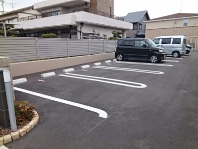 【駐車場】 | ラヴィーン（ＲＡＶＩＮＥ）Ⅰ | 駐車場があるので、車を買う予定の方も安心です