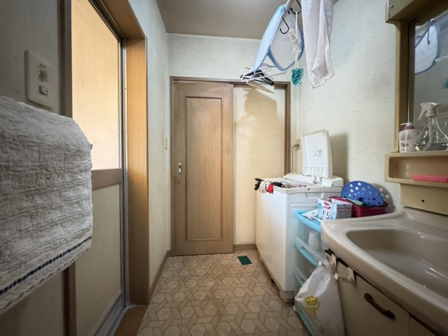 押し入れ充実×綺麗なお庭×軽量鉄骨造り　暮らしやすさ重視の5LDKの脱衣所
