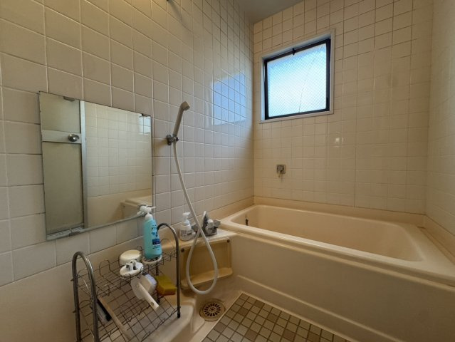 押し入れ充実×綺麗なお庭×軽量鉄骨造り　暮らしやすさ重視の5LDKの浴室