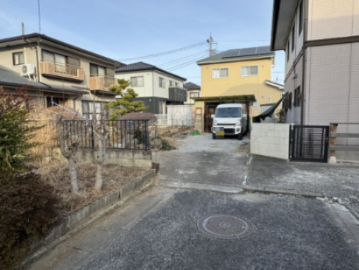 押し入れ充実×綺麗なお庭×軽量鉄骨造り　暮らしやすさ重視の5LDKの前面道路含む現地写真