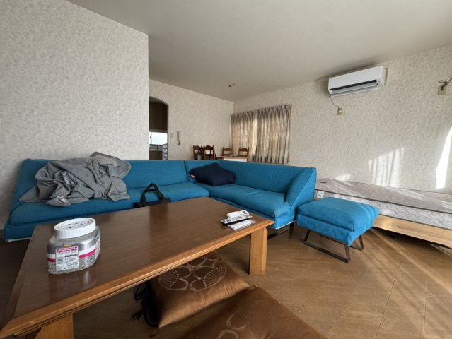 押し入れ充実×綺麗なお庭×軽量鉄骨造り　暮らしやすさ重視の5LDKの居間・リビング