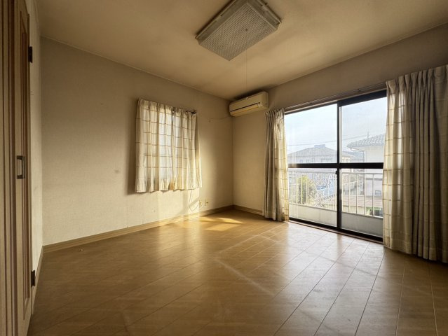 押し入れ充実×綺麗なお庭×軽量鉄骨造り　暮らしやすさ重視の5LDKの洋室