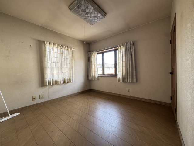 押し入れ充実×綺麗なお庭×軽量鉄骨造り　暮らしやすさ重視の5LDKの洋室