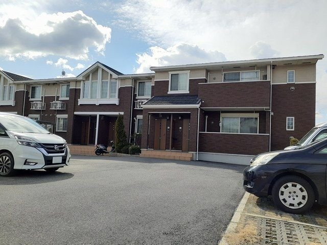 クリスタル　グランツの駐車場