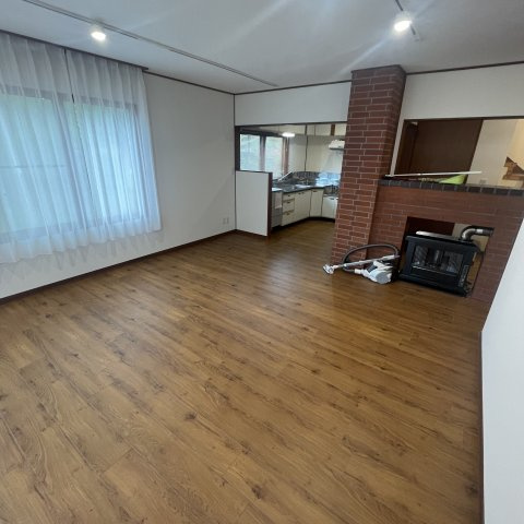 登別市上登別町42-69戸建の居間・リビング