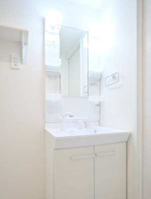 【独立洗面台】 | Residence 南千住 | 独立洗面台、小物を置くことができて便利です