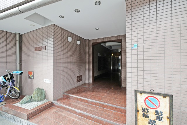 大阪市浪速区敷津西２丁目の賃貸マンションのエントランス