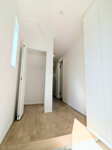 葛飾区東金町４丁目の新築戸建の玄関|～収納付き玄関写真～