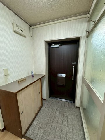 白川台ハイツ７号棟の玄関