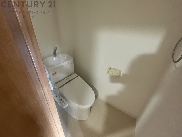温水洗浄便座付きのトイレです♪