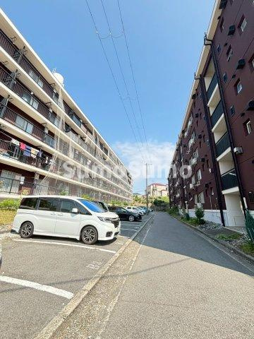 高津橋農住団地　B棟の駐車場|駐車場完備です