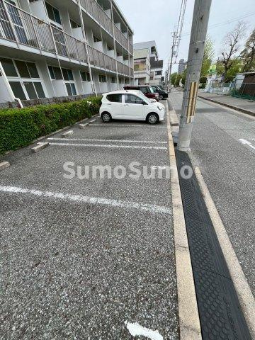 レオパレスコスモの駐車場|駐車場があるので、車を買う予定の方も安心です