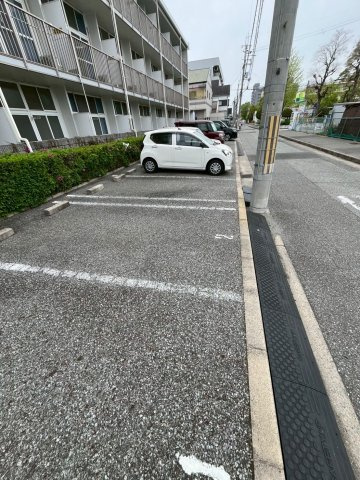 レオパレスコスモの駐車場