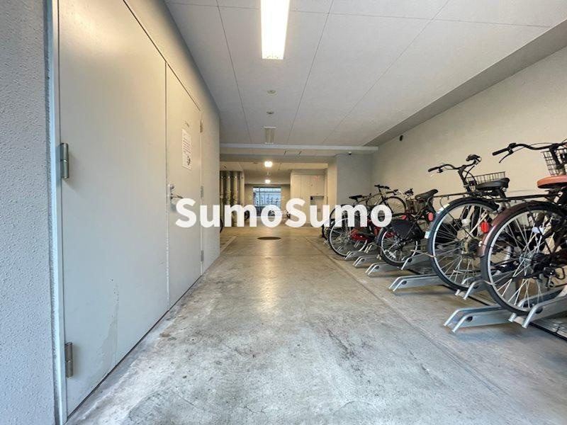 プレサンス心斎橋ブライトの駐車場