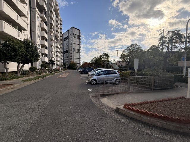 芦屋浜高層（若葉） 2号棟の駐車場