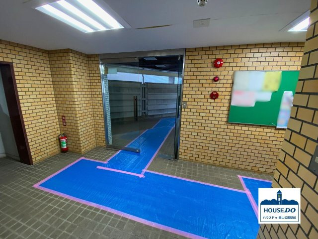 リノベ済！南東向きモダンな9階角部屋！グリーンハイツ外堀通りのロビー|エントランスからエレベータに向けての空間です