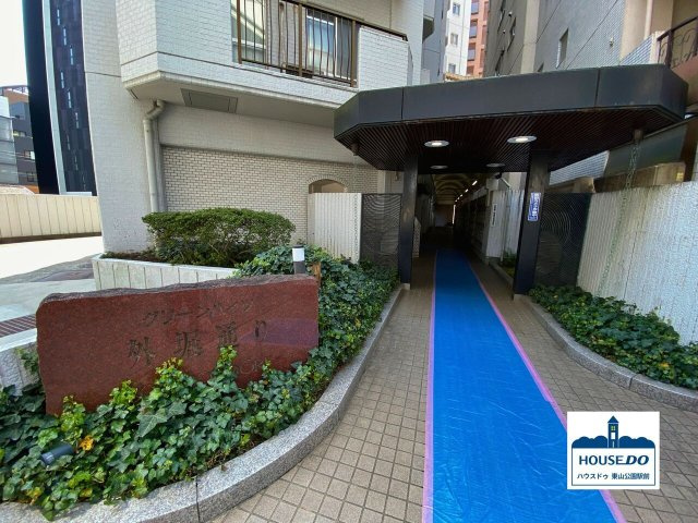 リノベ済！南東向きモダンな9階角部屋！グリーンハイツ外堀通りのエントランス|フラットな通路がエントランスまで繋がっています。
