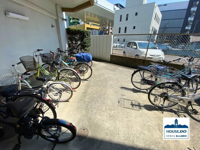 リノベ済！南東向きモダンな9階角部屋！グリーンハイツ外堀通りの駐輪場|自転車置き場はここ以外に2箇所あります。