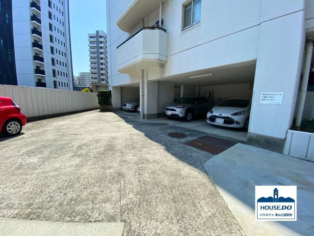 リノベ済！南東向きモダンな9階角部屋！グリーンハイツ外堀通りの駐車場|駐車場は屋内駐車場と屋外駐車場があります。