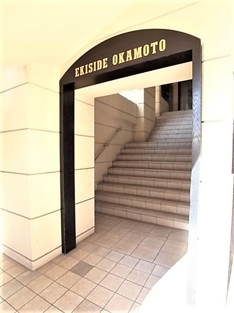 ワコーレエキサイド岡本のエントランス
