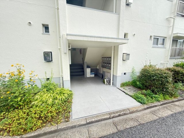  渦ヶ森コーポ３号館のエントランス