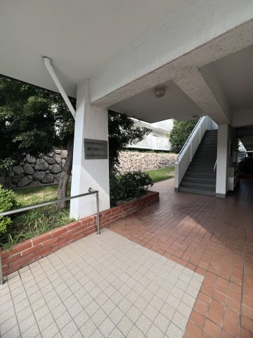 御影野村ハイツB棟のエントランス
