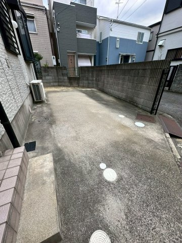 柳本町戸建の駐車場