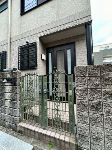 柳本町戸建のエントランス