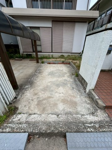 明石市明南町　貸家の駐車場|車をお持ちの方に嬉しい駐車場付きの物件です