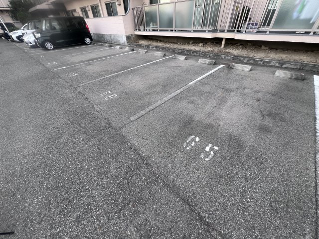 ユニハイム明石の駐車場