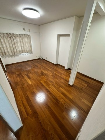 愛宕山戸建の居間・リビング
