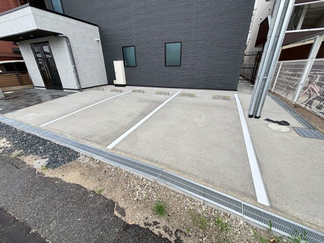 ヴェルステック西宮鳴尾の駐車場