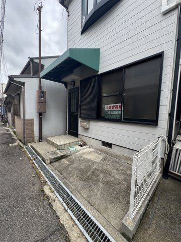 腕塚町戸建の駐車場