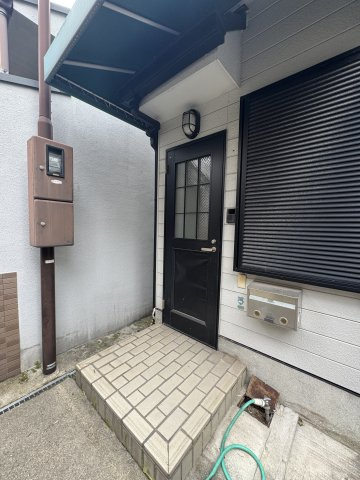 腕塚町戸建のエントランス