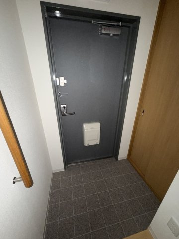 ハートフル湊川1号棟の玄関