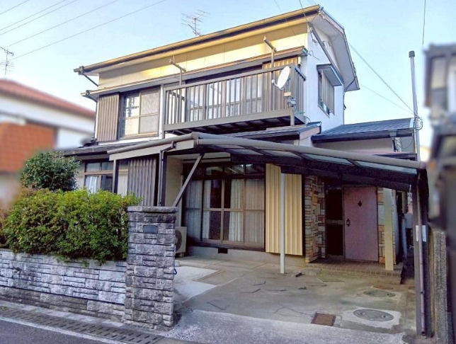高知市福井町　中古一戸建ての外観|庇・バルコニー・カーポートが一体となり、天候に左右されにくい日常を支えます。